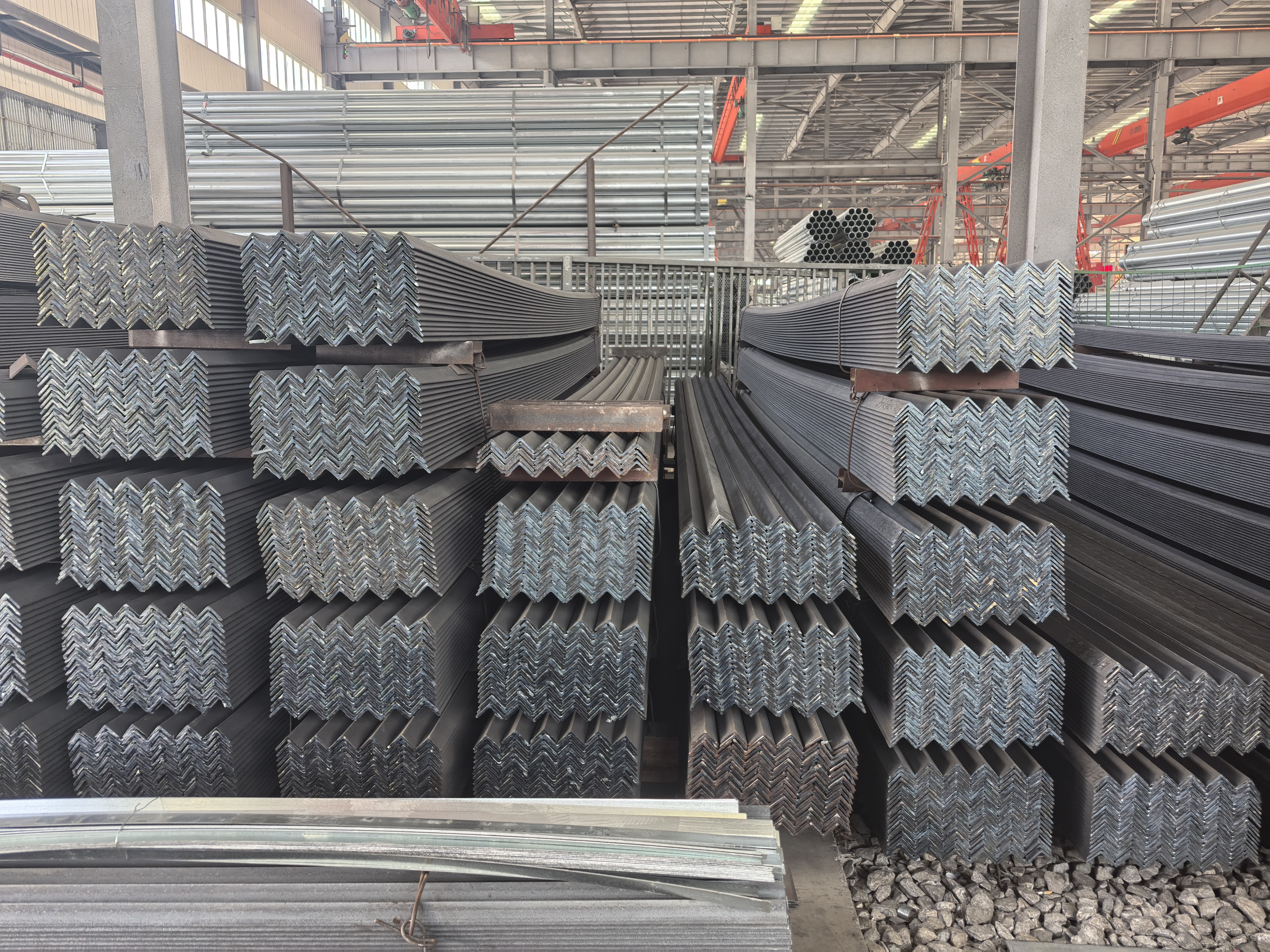 普通碳鋼材質(zhì)角鋼與不銹鋼角鋼有什么區(qū)別，哪個好？